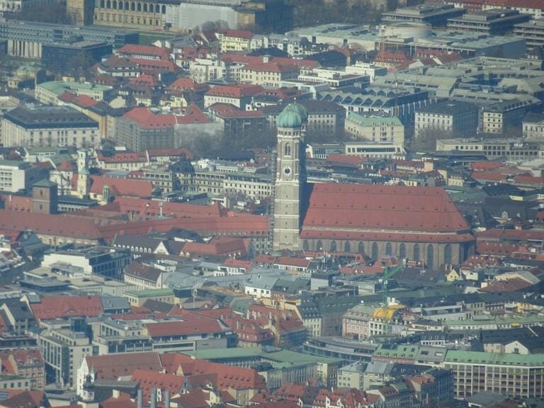 Rundflug über München und Umgebung: Allianz Arena, Olympiapark und bayerische Seen aus der Luft