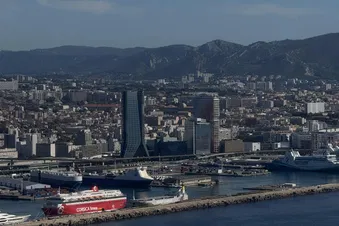 🌅 Évasion au-dessus des calanques de Marseille