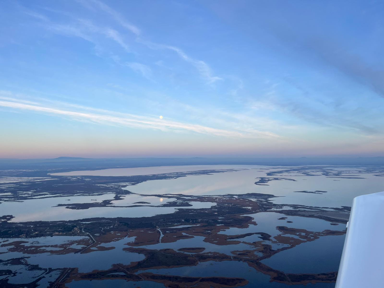 Camargue vue du ciel – étangs, mer et Alpilles