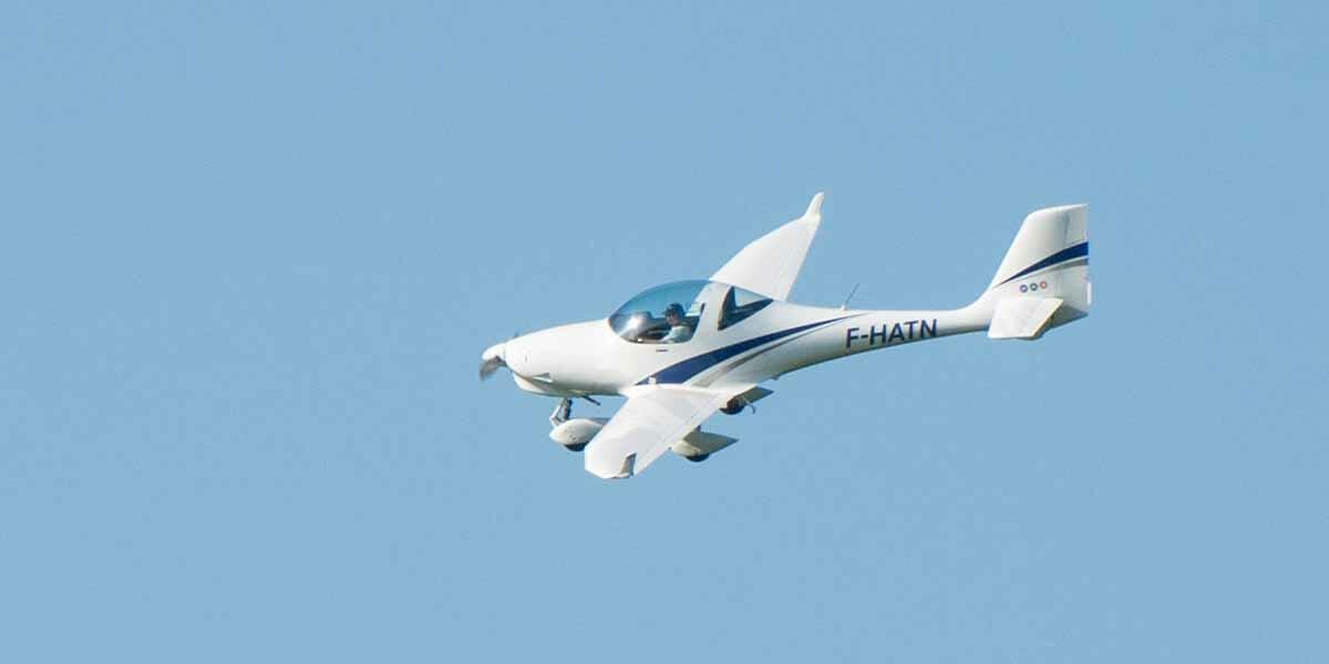 Aquila A210 en vol
