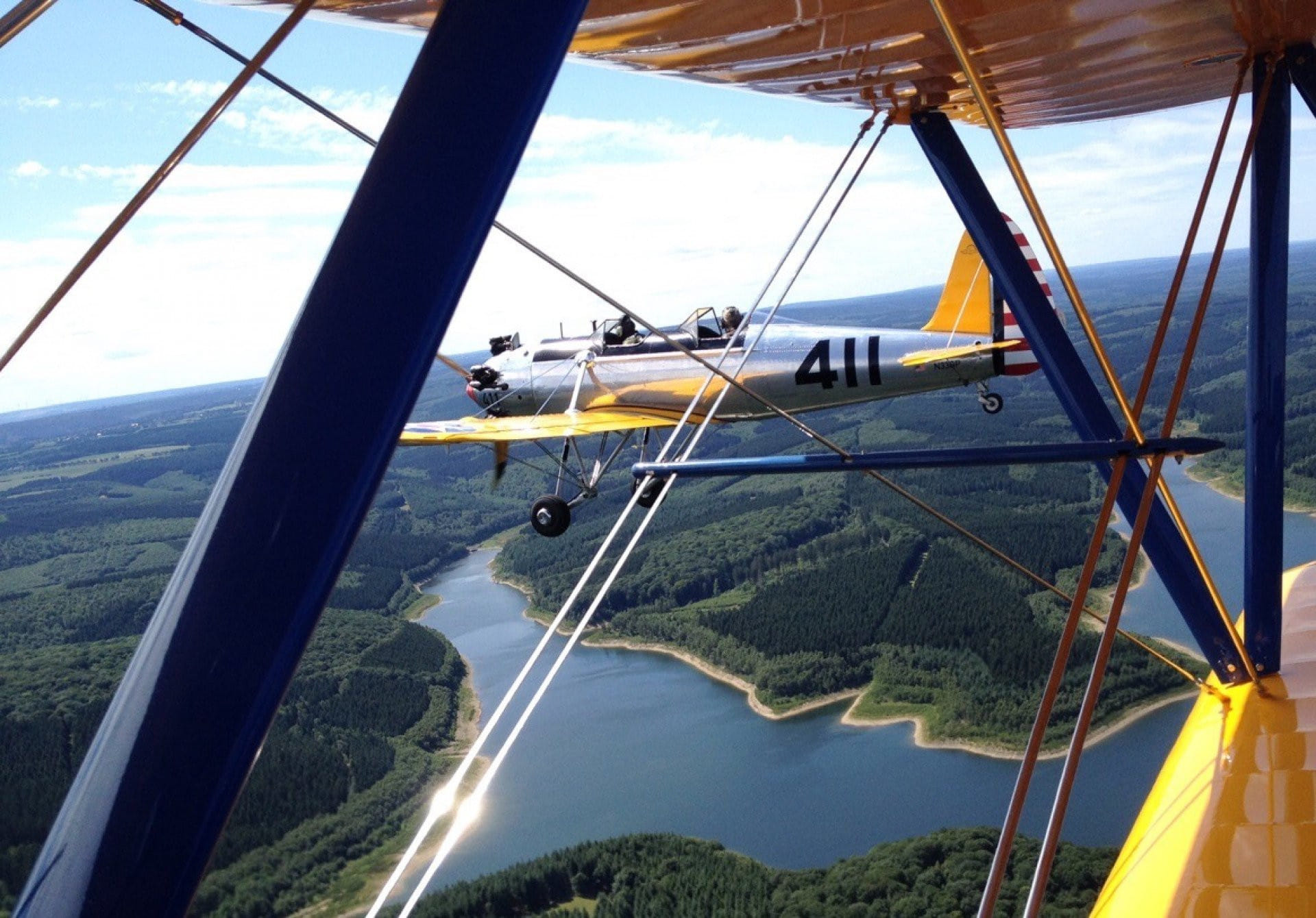 Im offenen Cockpit z.B. über Aachen und die Eifel (30 min).