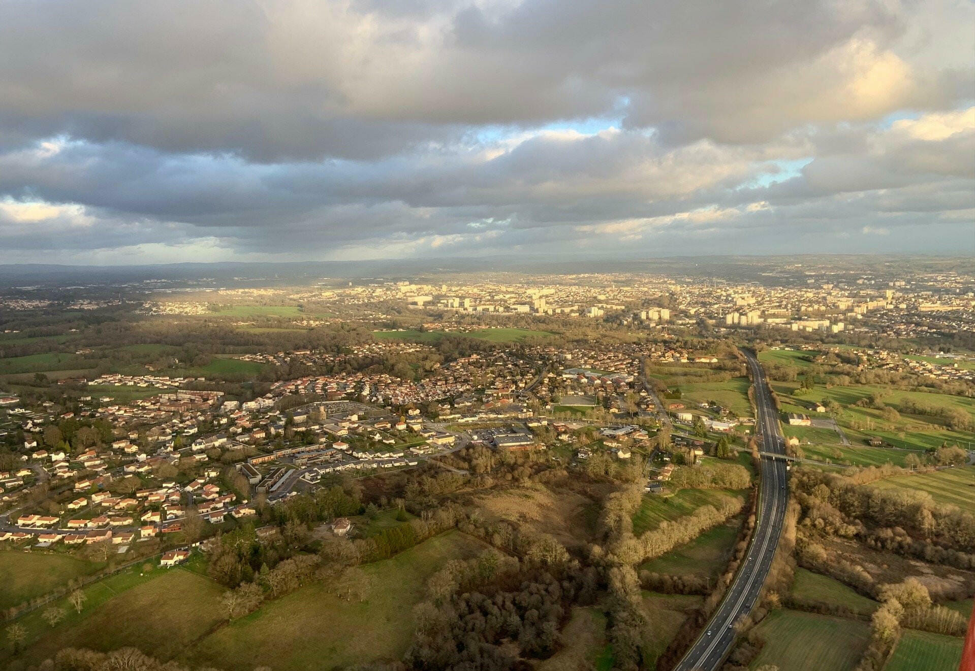 Admirons le coucher de soleil depuis le ciel !