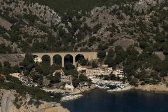 🌅 Évasion au-dessus des calanques de Marseille