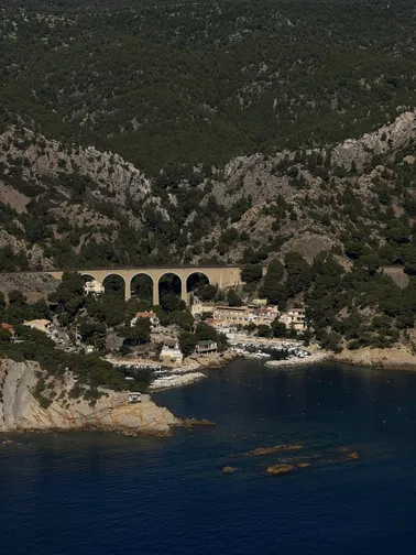 🌅 Évasion au-dessus des calanques de Marseille