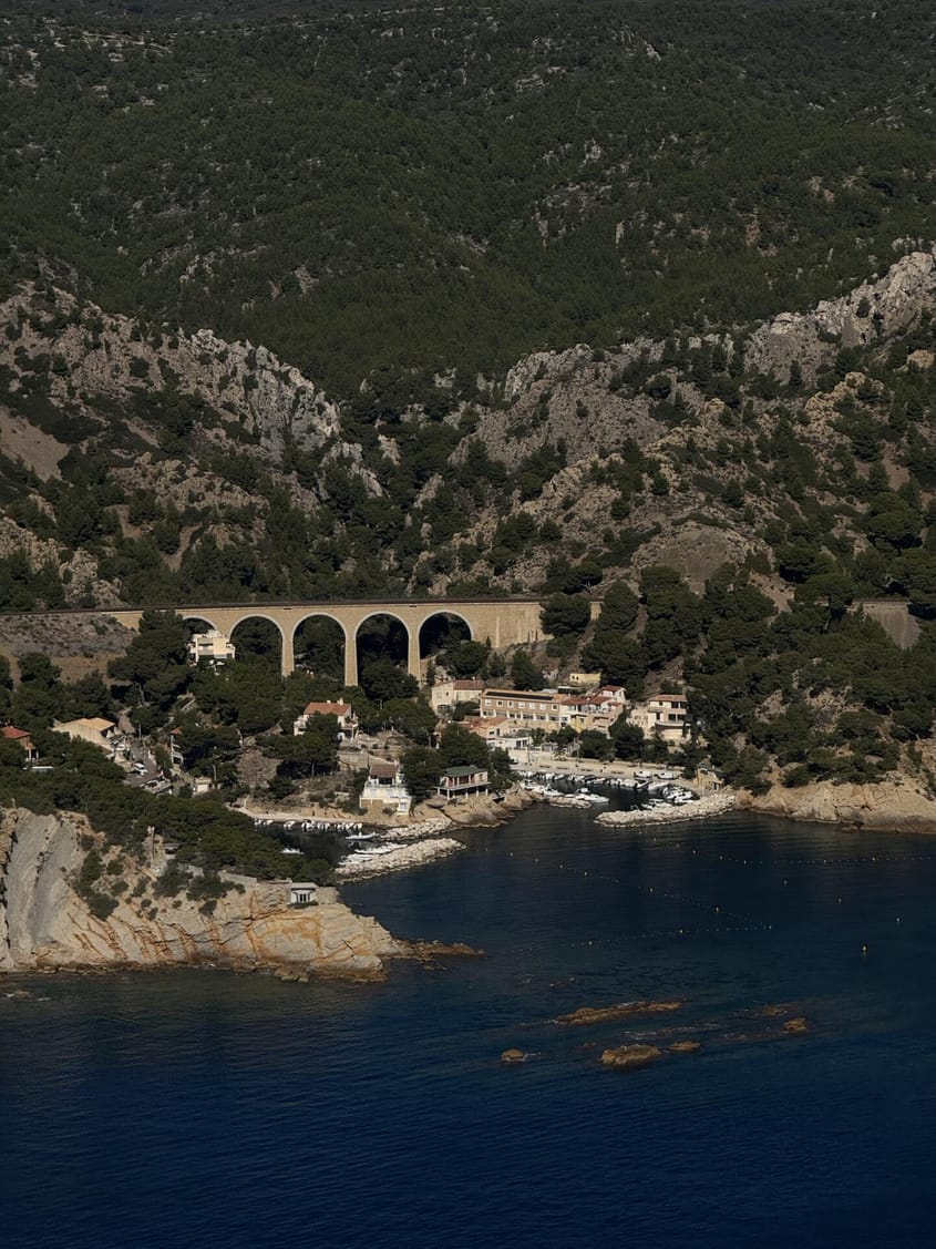 🌅 Évasion au-dessus des calanques de Marseille