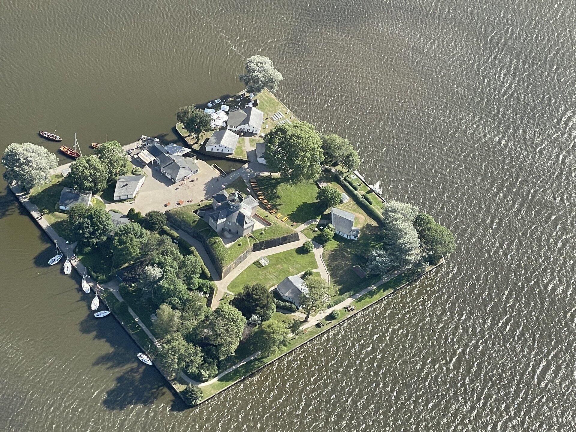 Der Wilhelmsstein in Steinhude, dort fliegen wir einen Vollkreis für ein schönes Foto.