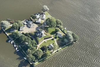 Der Wilhelmsstein in Steinhude, dort fliegen wir einen Vollkreis für ein schönes Foto.