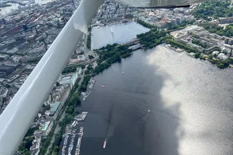 Rundflug Hamburg über Burchardkai, Alster, Hamburg Flughafen