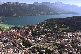 Découverte d’Annecyet son lac vu du ciel
