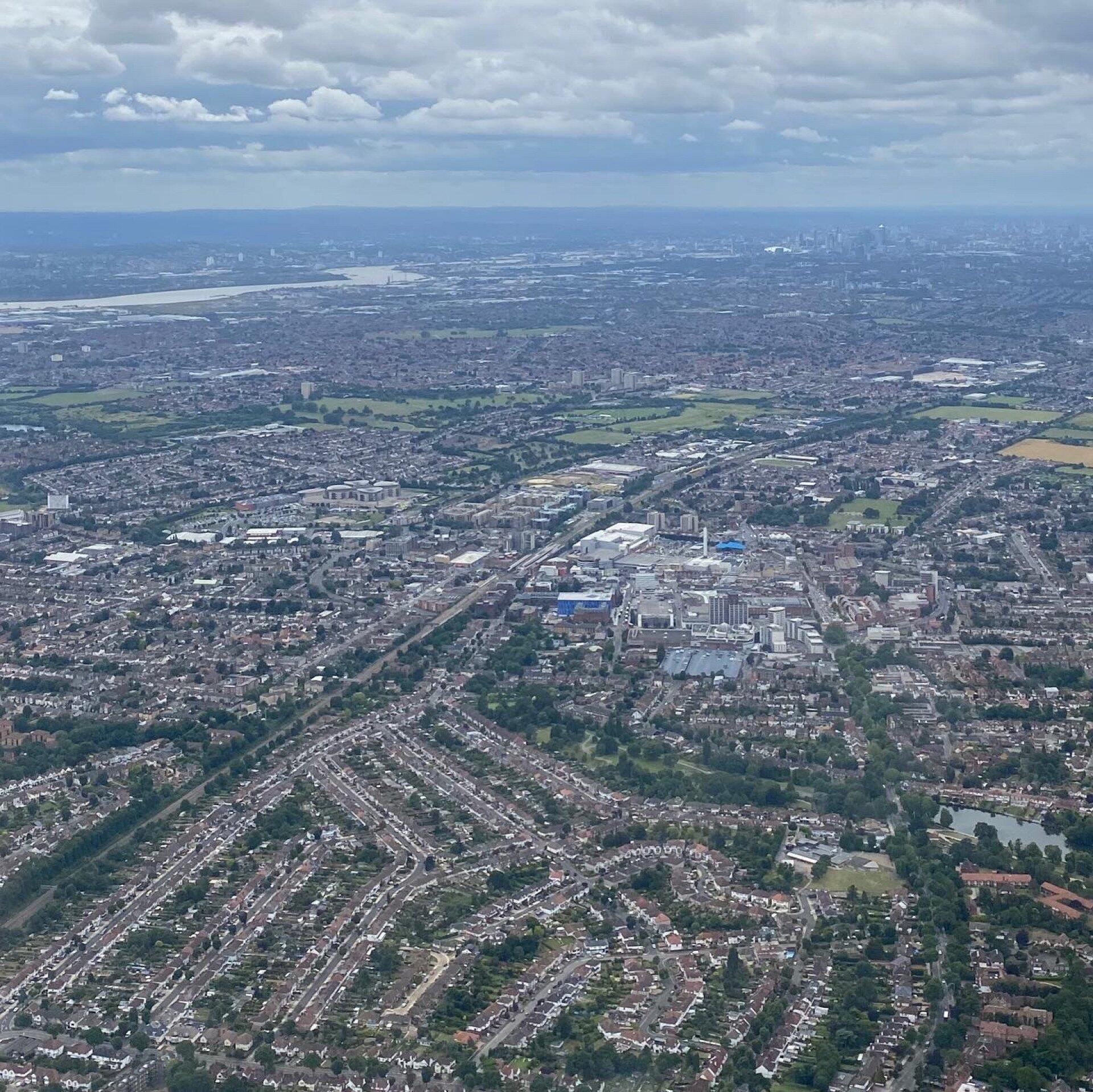 See London's skyline on a 1h sightseeing flight in a DA20