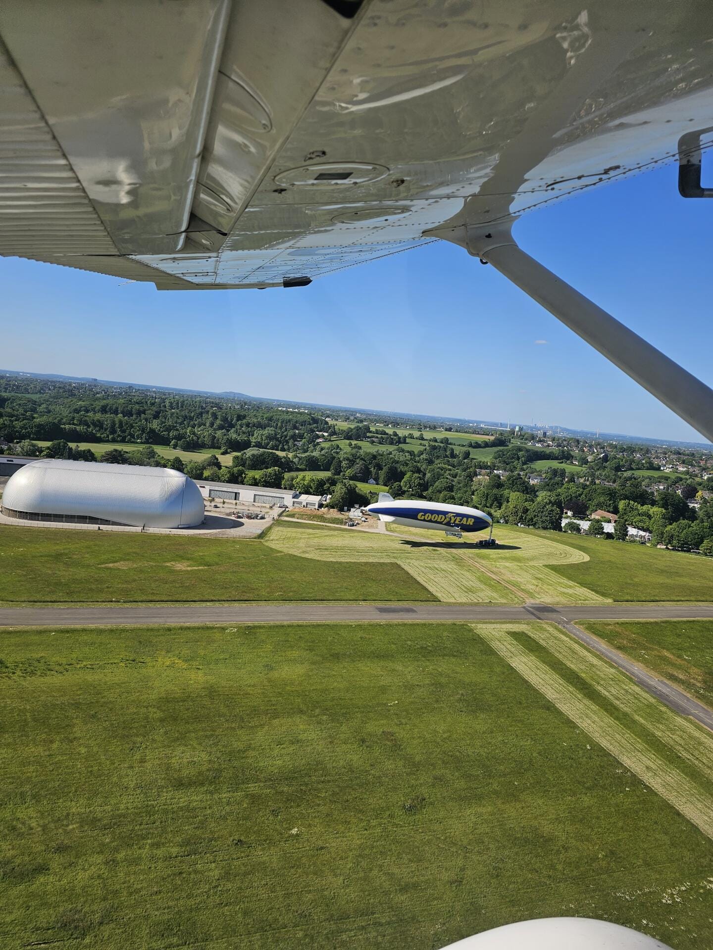 Rundflug über das Ruhgebiet und das bergische Land