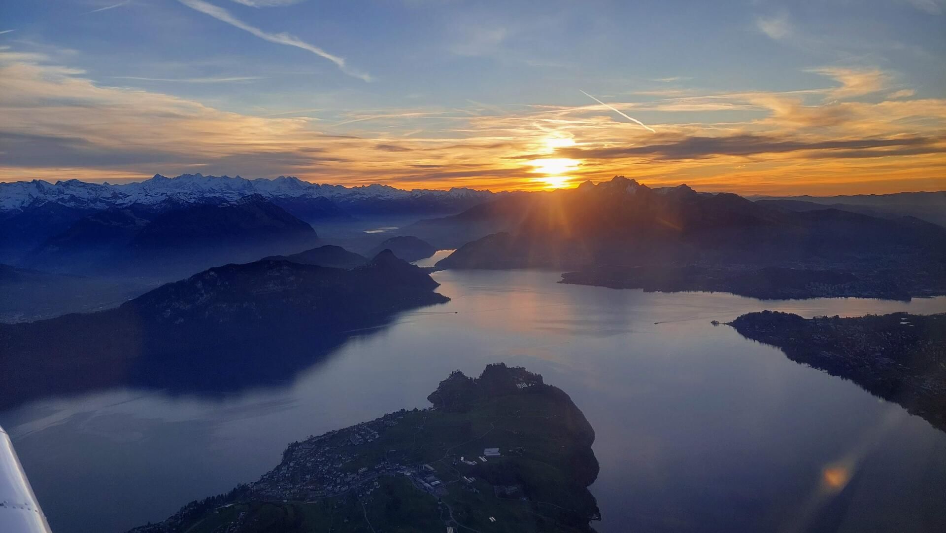 Rundflug mit Heiratsantrag und "Will you marry me?" Banner