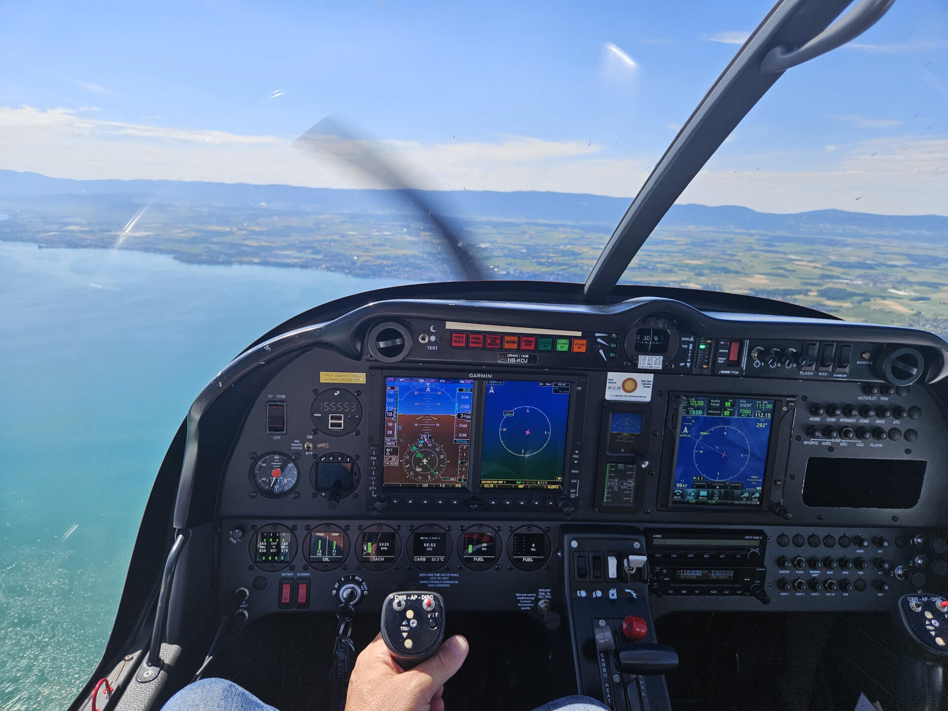 Vue en vol du cockpit DR401 sur le léman