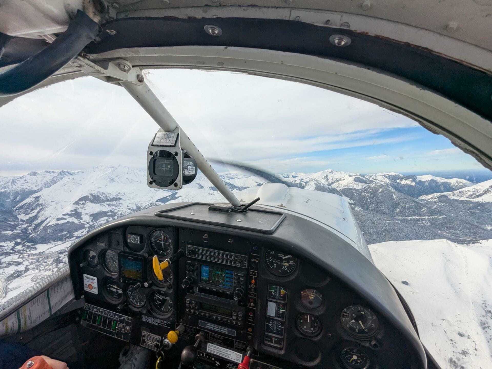 Vue du cockpit du MS893, au dessus de la vallée d'argelès-gazost