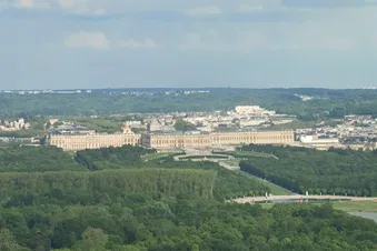 Survolez le château de Versailles