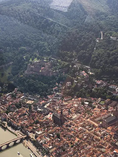 Kultur trifft Kurve – Rundflug über Burgen & Rennstrecke
