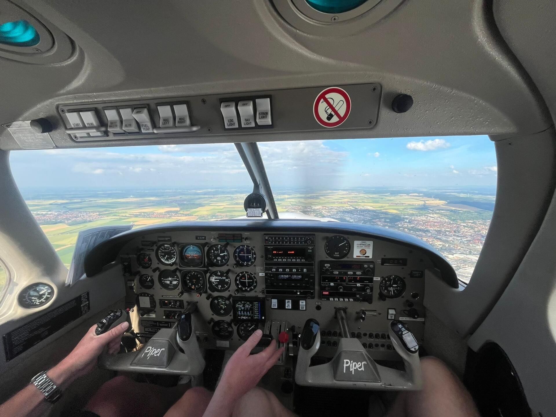 Cockpit der Piper PA-28