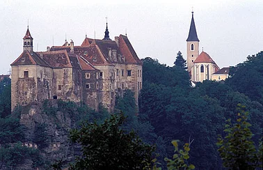 Schöner Schloss und Ruinen Rundflug