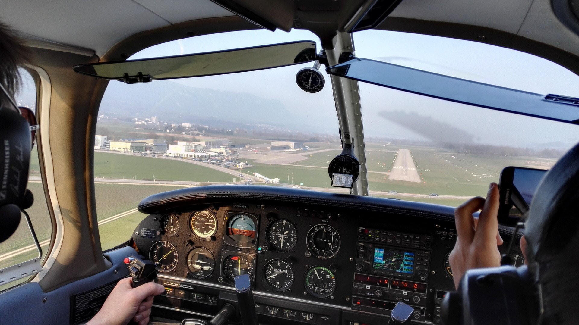 Berner Alpen, Rhonetal und Landung in Sion (DA50)