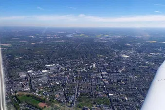Käffchen am Flugplatz - Bequeme Ledersitze, Piper Archer 3