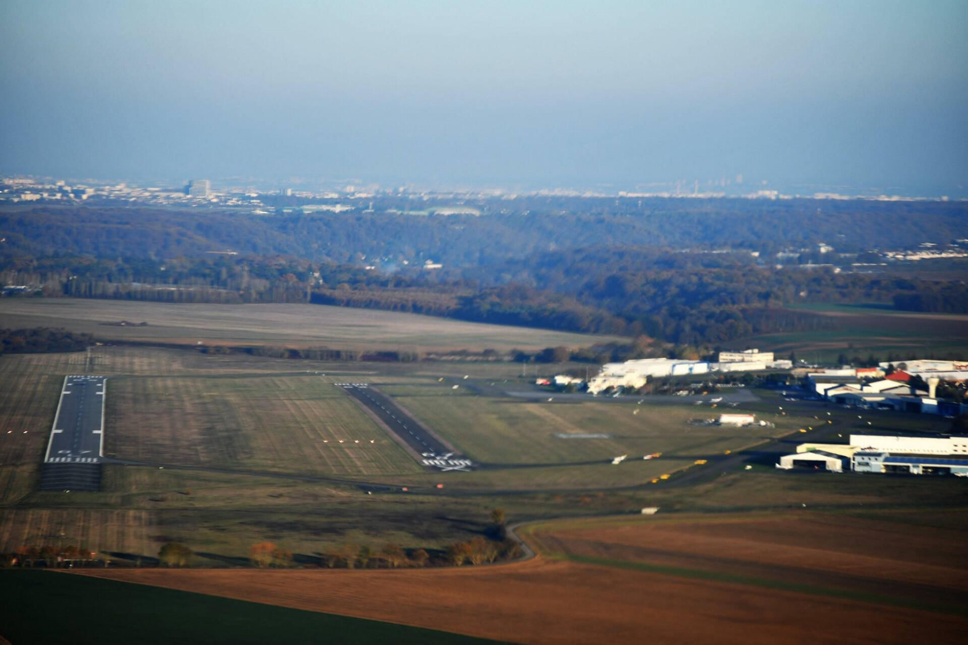 Vue des deux pistes de l'aéroport de Toussus-le-Nôble