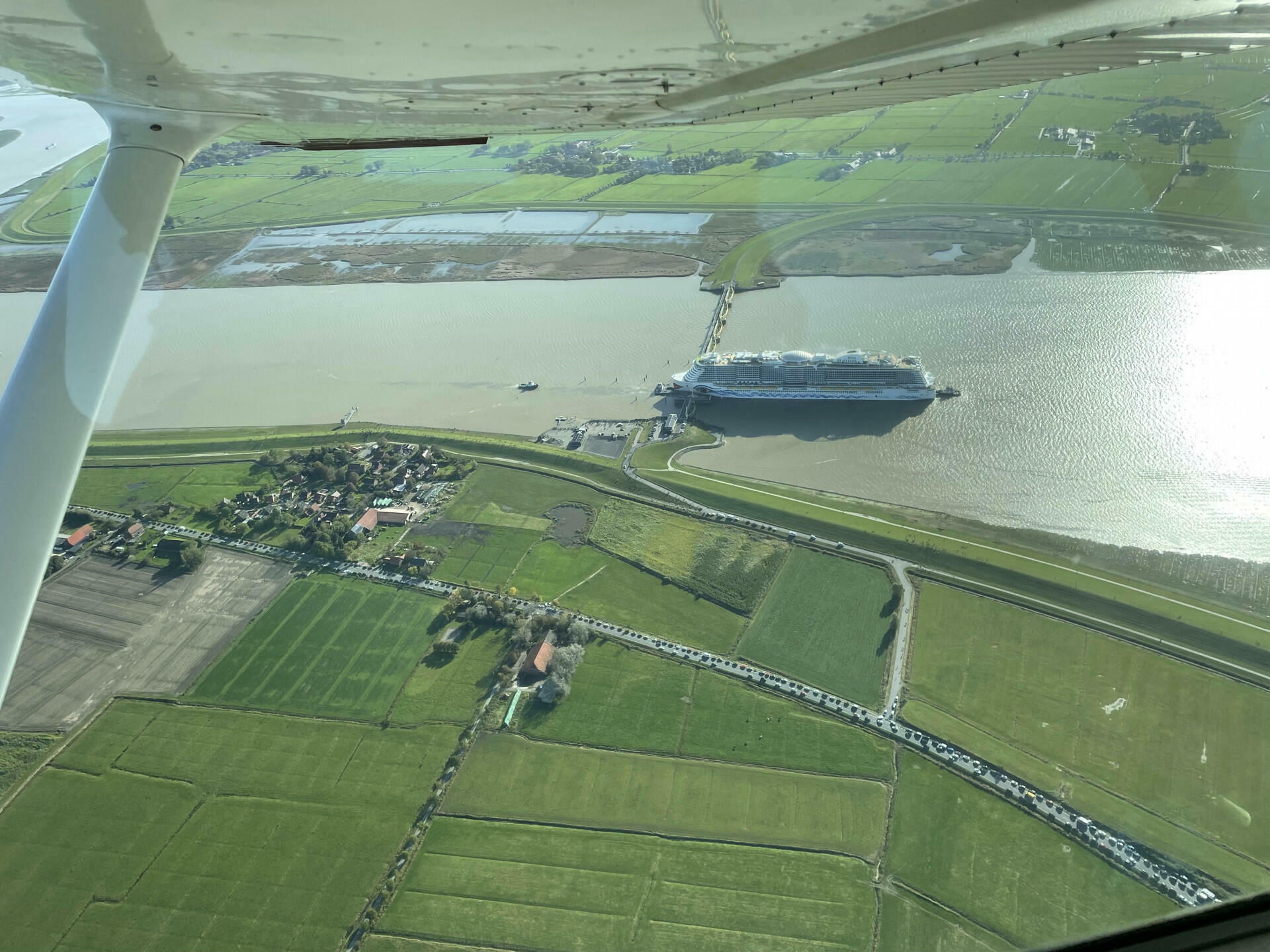 Kreuzfahrtschiff am Ems-Sperrwerk