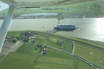 Kreuzfahrtschiff am Ems-Sperrwerk