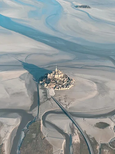 Le Mont Saint-Michel et sa Baie depuis le ciel