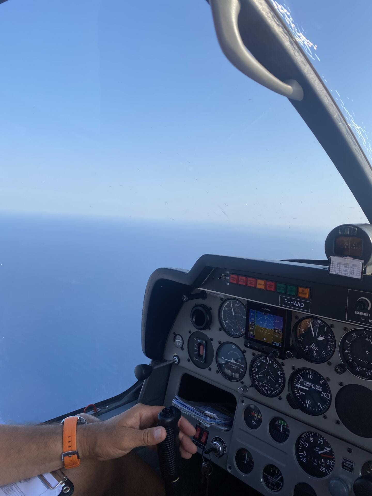 Vue du Cockpit du DR 400 direction La Baule  en longeant la cote