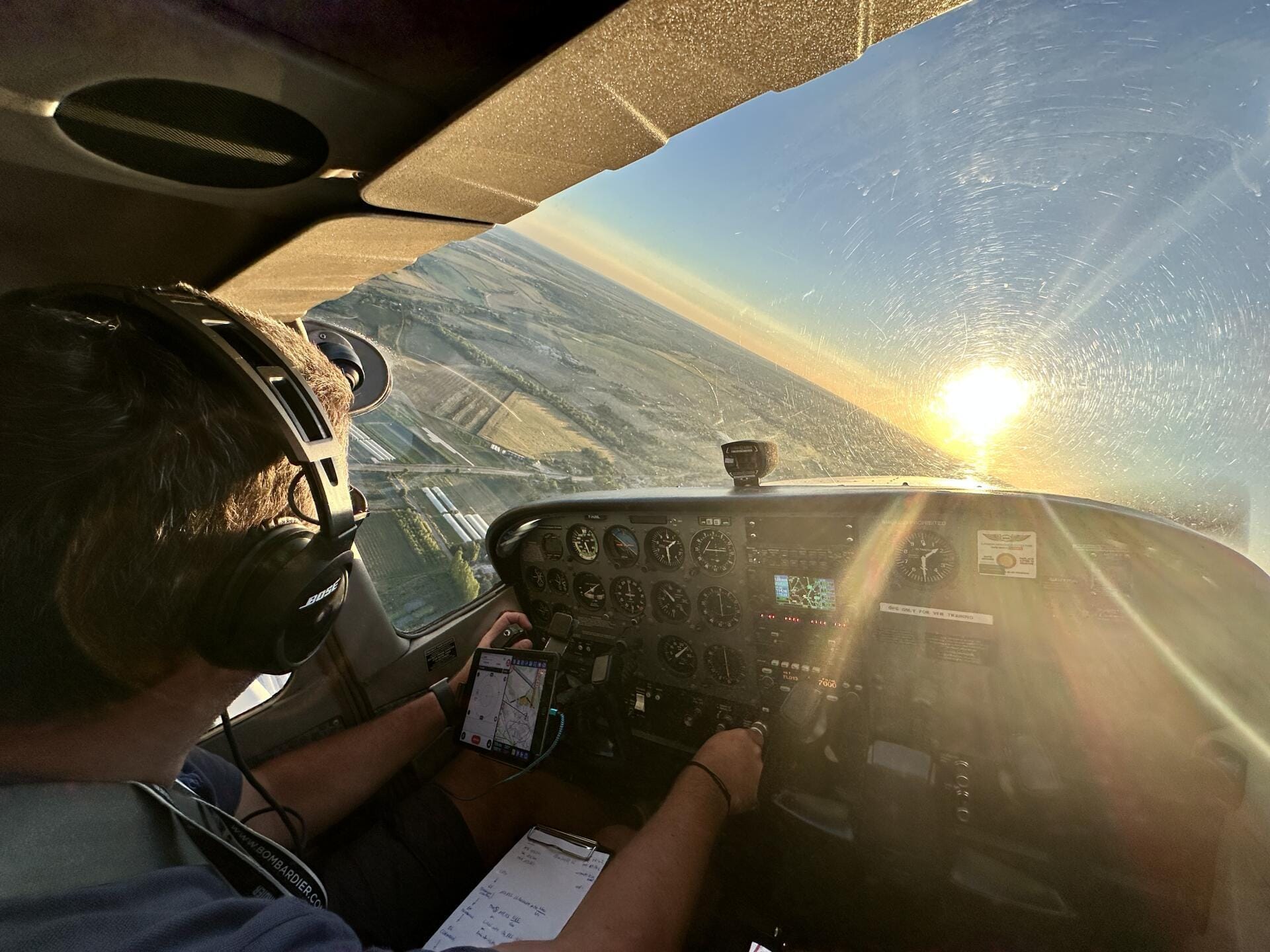 Vue cockpit Cessna 172R au soleil couchant