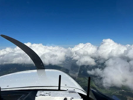 Cessna 172 M über den Wolken auf dem Weg zur Nordseeküste