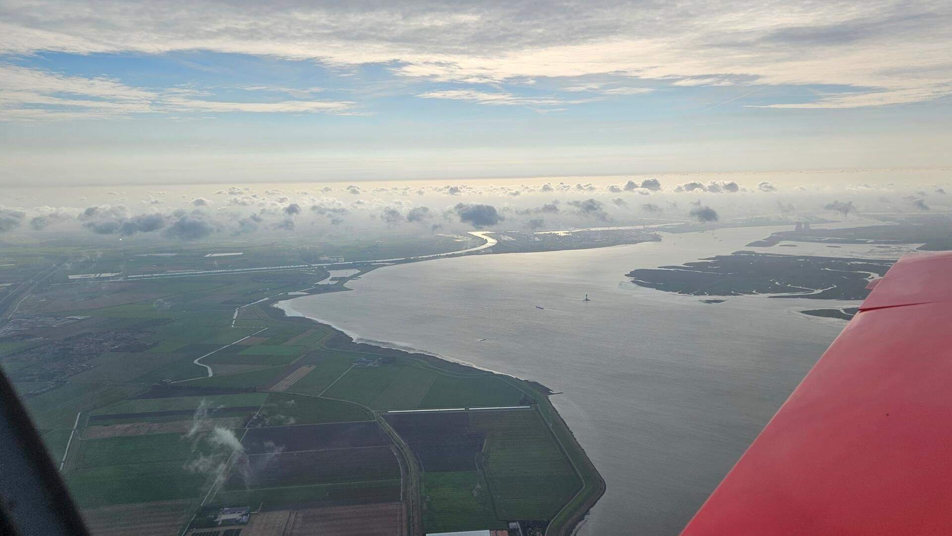 De Westerschelde met lage wolkjes
