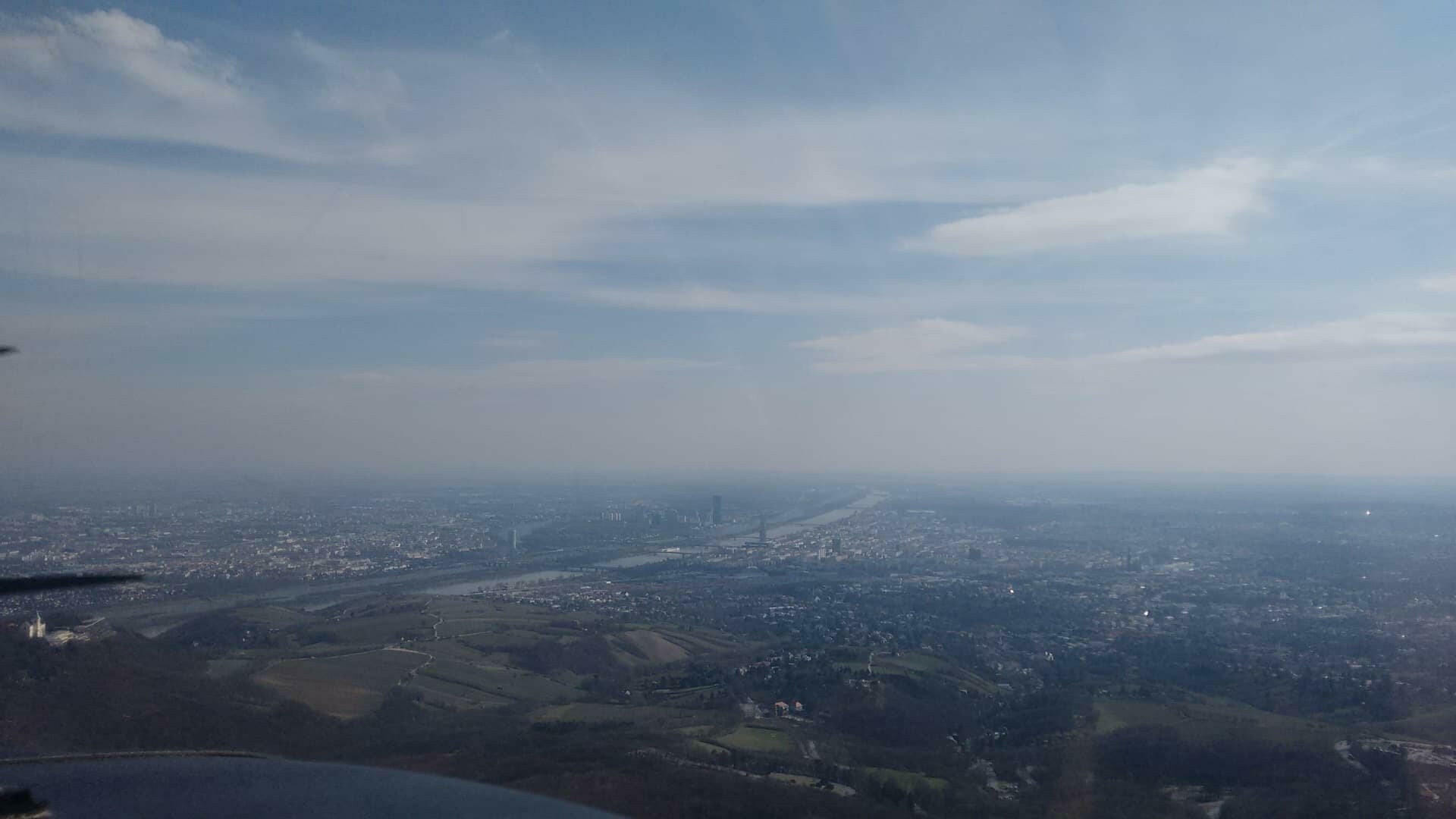 Blick über Wien vom Kahlenberg mit Burg Kreuzenstein
