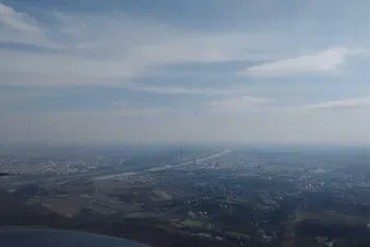 Blick über Wien vom Kahlenberg mit Burg Kreuzenstein