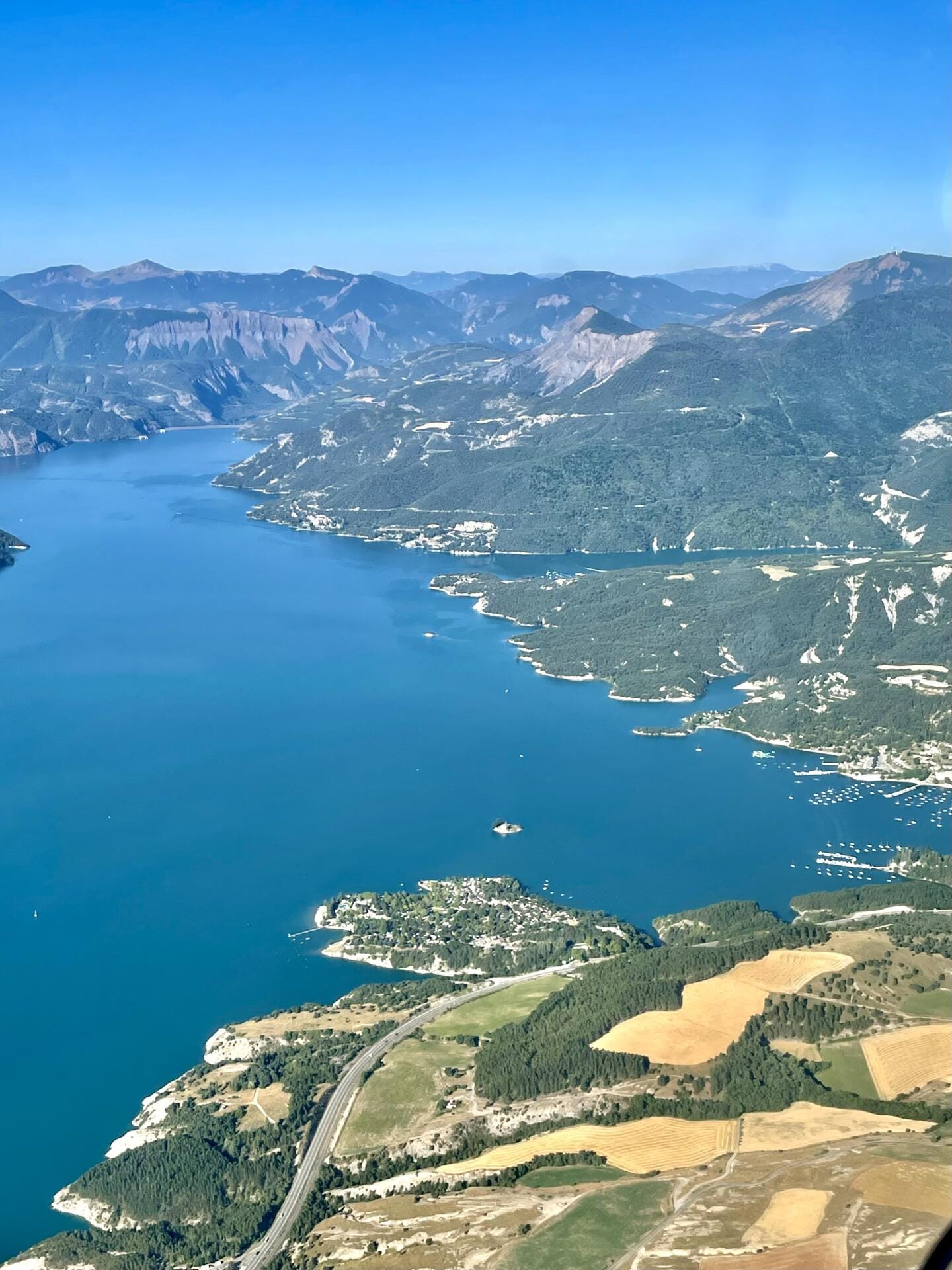 Baie Saint-Michel en premier plan, chanteloube en deuxième, le barrage en arrière plan
