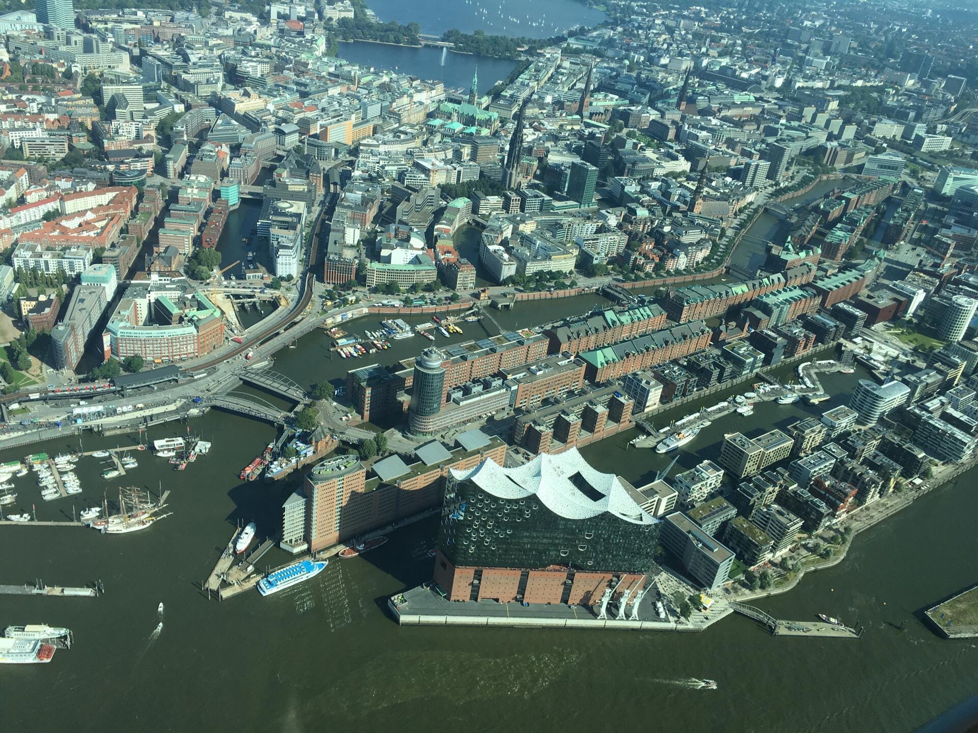 Hamburg von oben: Elbe, Hafen und die Wahrzeichen der Hansestadt