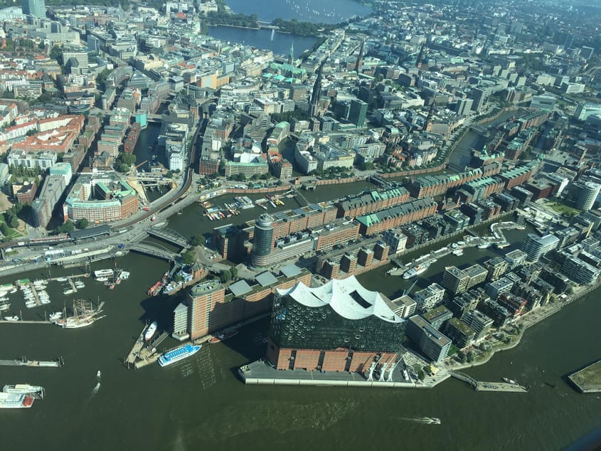 Hamburg von oben: Elbe, Hafen und die Wahrzeichen der Hansestadt