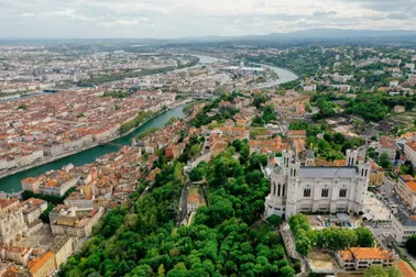 Balade aérienne au dessus de Lyon et ses alentours