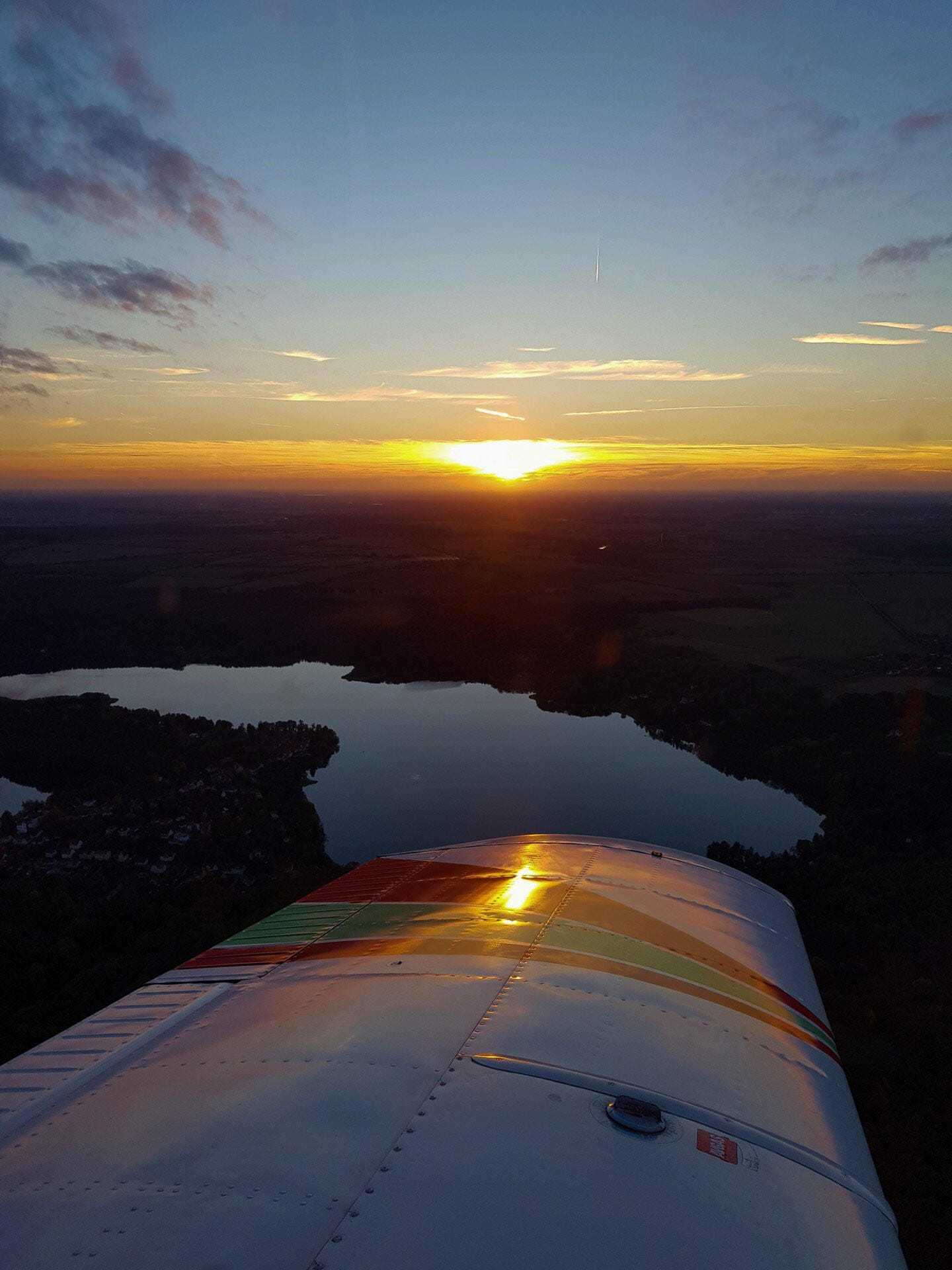 Rundflug über die Dächer Berlins im abendlichen Licht