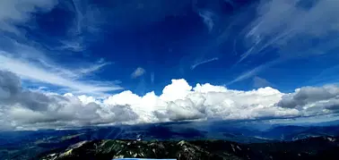 Vol privé en avion au-dessus des Alpes du sud.