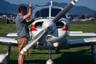 Der Pilot bei der Vorflugkontrolle