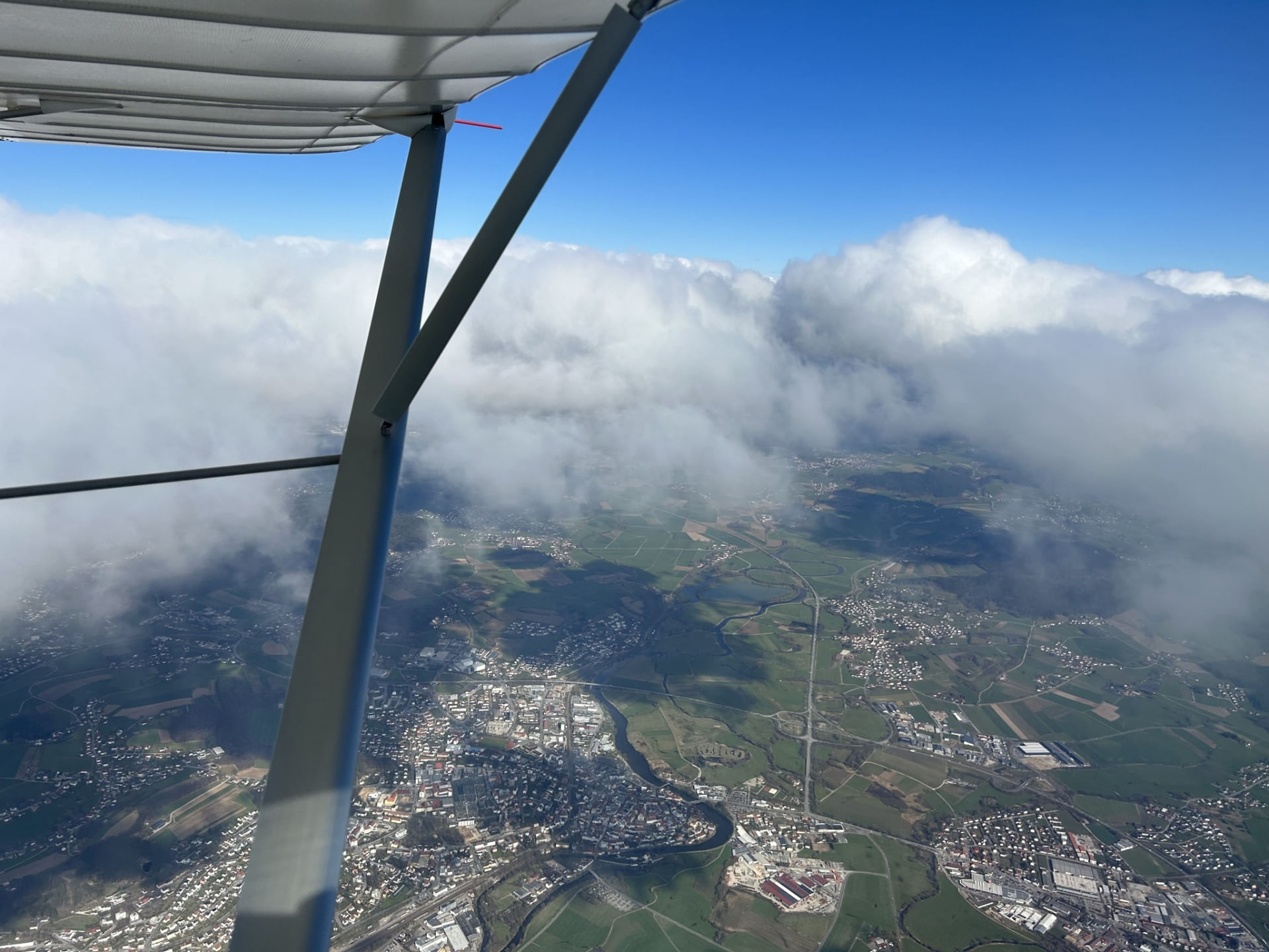 Rundflug in einem Motorflugzeug (30 min.)