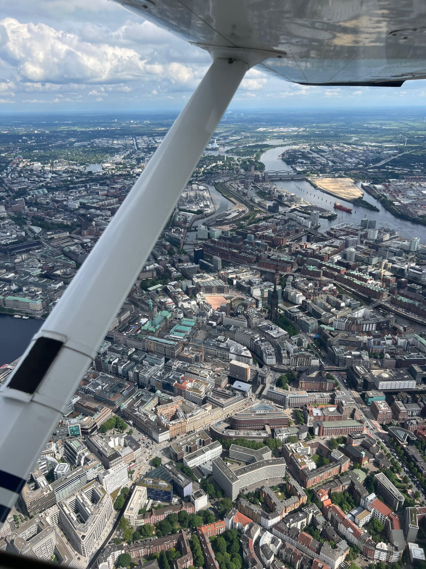 Rundflug Hamburg über Burchardkai, Alster, Hamburg Flughafen