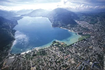 Découverte d’Annecyet son lac vu du ciel