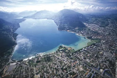 Découverte d’Annecyet son lac vu du ciel