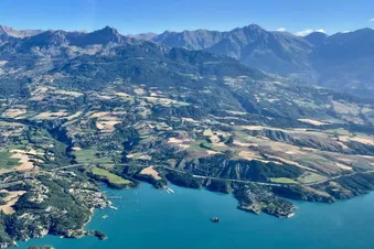 Baie Saint-Michel en premier plan, Prunières et les Aiguilles de Chabrières