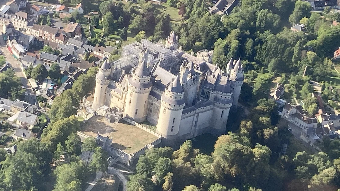 Survol du château de Pierrefonds ("Les Visiteurs")