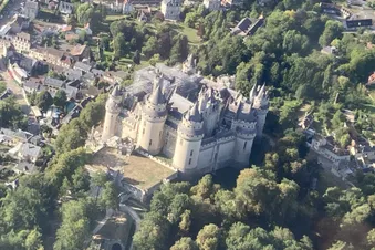 Survol du château de Pierrefonds ("Les Visiteurs")
