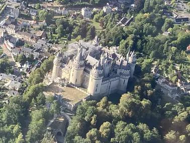 Survol du château de Pierrefonds ("Les Visiteurs")