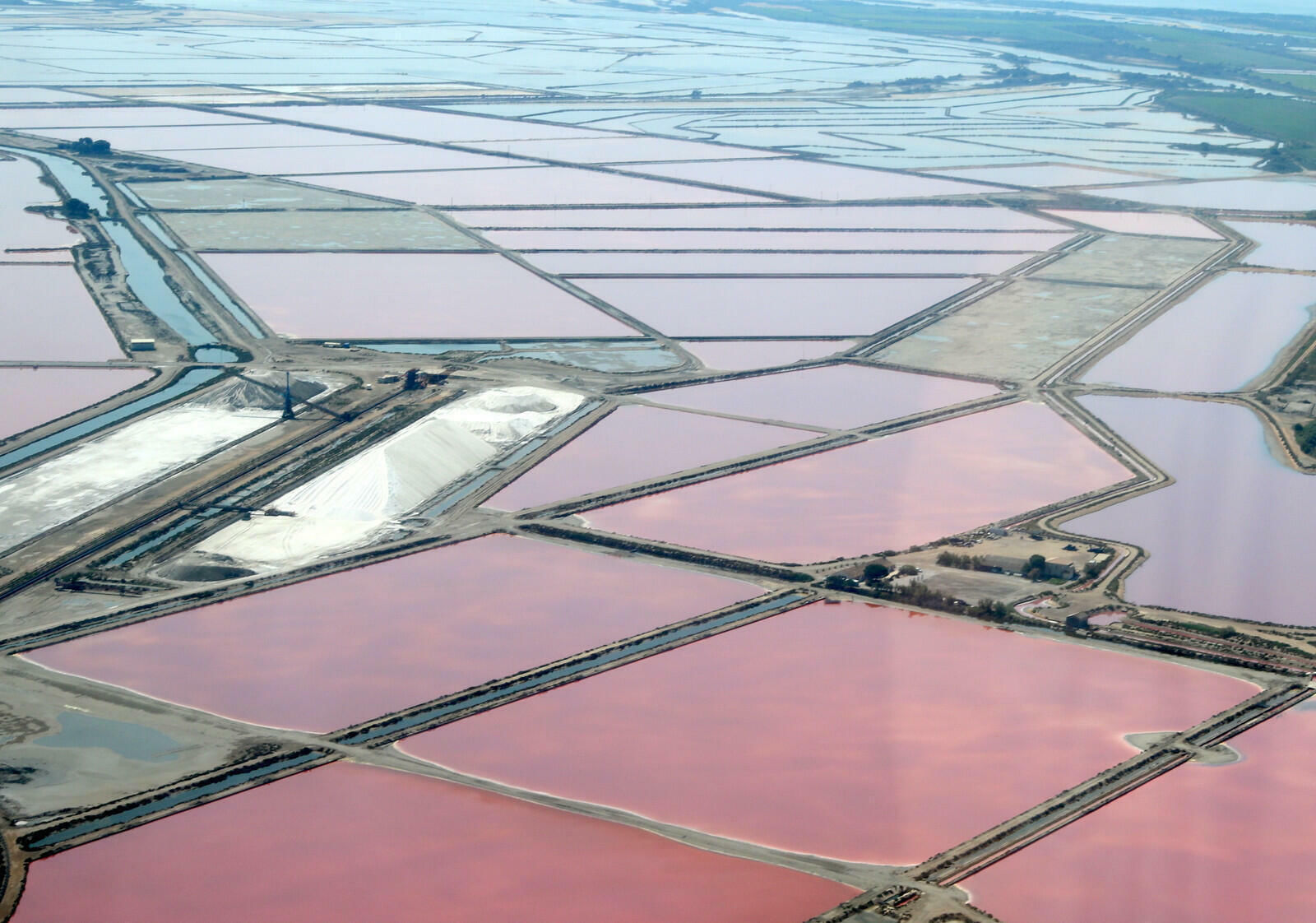 Les Salins du Midi devant Aigues mortes